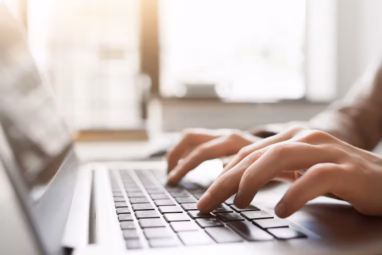 cac746b3-29db-48d4-824d-e46b57e24efc_man-writing-article-in-computer